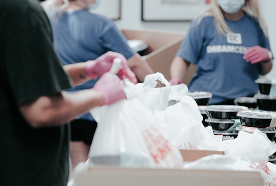 Voluntarios ayudando a grupo de personas 