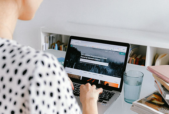 Mujer trabajando en un computador