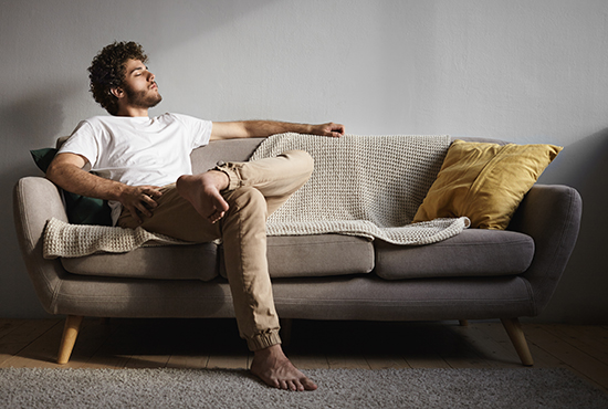 Hombre en un sofá descansando