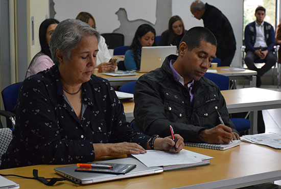 Grupo de personas trabajando en su escritorio 