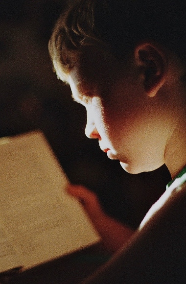 El niño lee un libro para mejorar su aprendizaje en el colegio. Niño leyendo un libro para mejorar su aprendizaje.