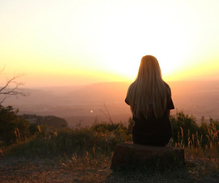 Mujer frente al atardecer