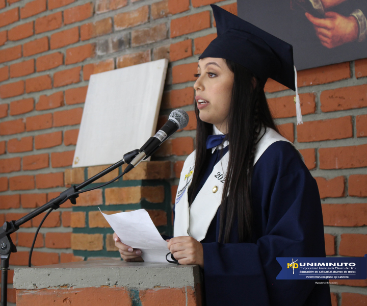 Estudiante dando discurso en la ceremonia de certificación