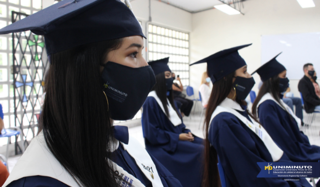 Perfil de estudiante con toga y birrete