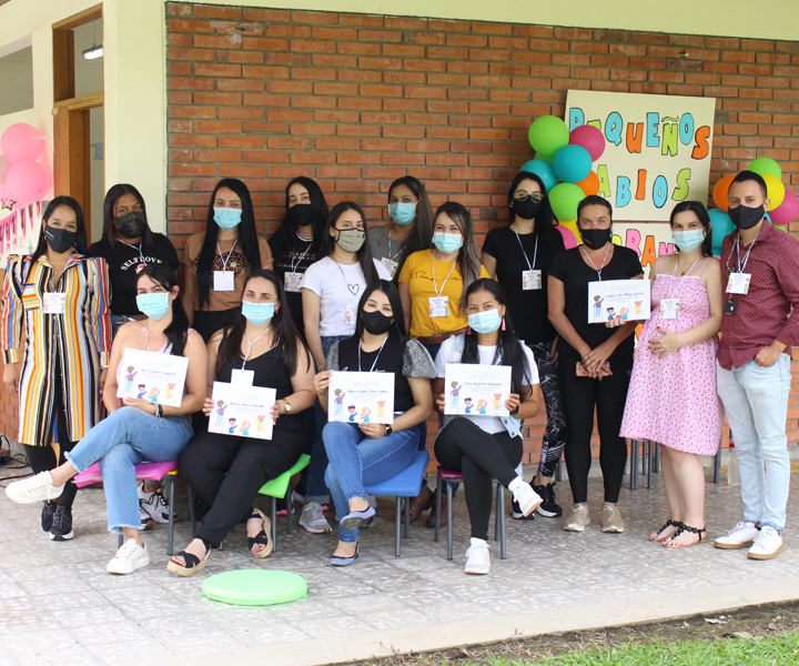 Grupo de estudiantes mujeres reunidas con su mención especial. Usan tapabocas y están acompañadas de los docentes. 