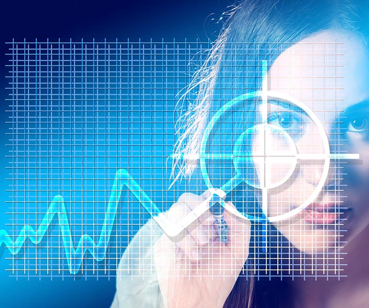 ¿Qué le espera a Latinoamérica después del Covid? Imagen diseñada, mujer con lupa y una tabla de ascenso económico