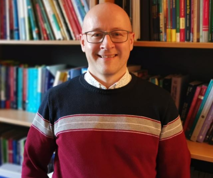 Doctor Andrzej (Andy) Cirock, profesor de la Universidad de York. Participó en una conferencia virtual realizada por la Rectoría Bogotá – Presencial, y enfatizó en que la práctica reflexiva contribuye en el mejoramiento de las metodologías de enseñanza de los profesores. Doctor Andrzej (Andy) Cirock, profesor de la Universidad de York. Participó en una conferencia virtual realizada por la Rectoría Bogotá – Presencial, y enfatizó en que la práctica reflexiva contribuye en el mejoramiento de las metodologías de enseñanza de los profesores.