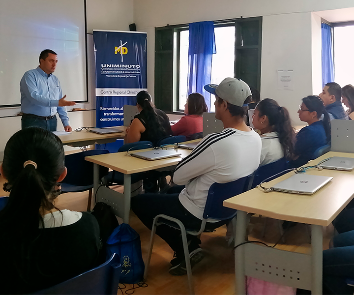 Presentación del Director del Centro regional frente a estudiantes.