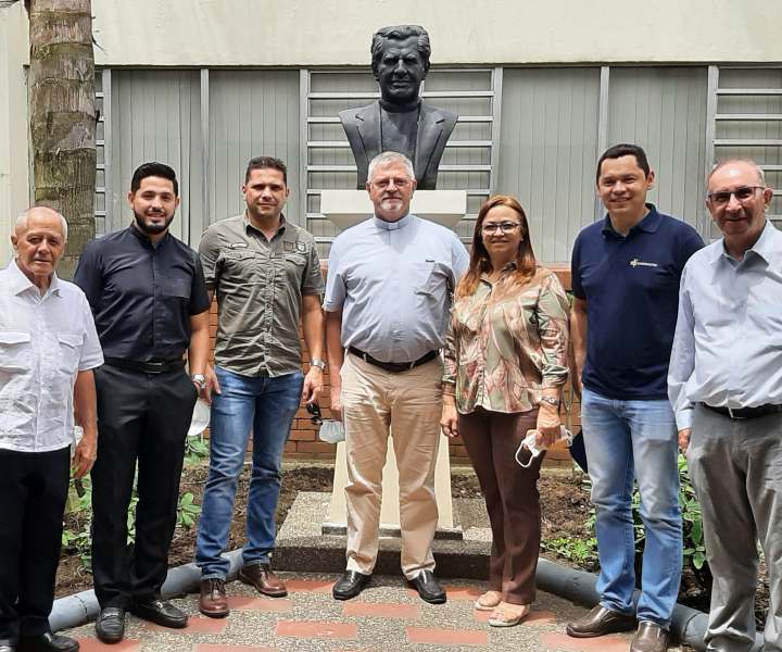 Los 6 invitados Eudistas a la sede y la vicerrectora, posan en una fila en el área del busto del padre Ragael García Herreros