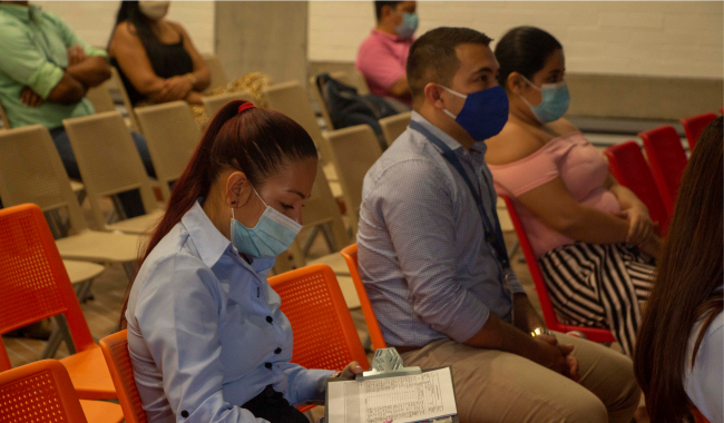 personas en auditorio 