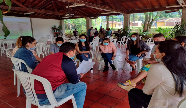 Imagen personas trabajando en equipo