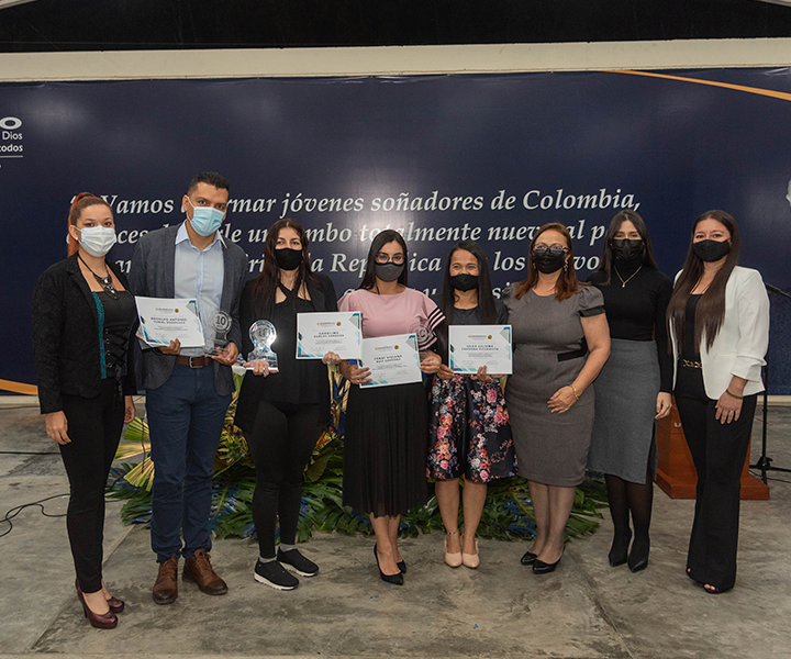 Noche académica y reconocimiento docente en los 10 años de UNINMINUTO en Pereira Los ganadores del concurso de experiencia ssignificativas, sostienen su estatuilla y diploma