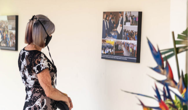 recorrido por exposición fotográfica, mujer mira el cuadro expuesto