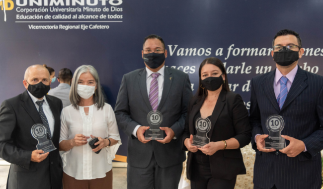 grupo de colaboradores homenajeados por su tiempo de servicio