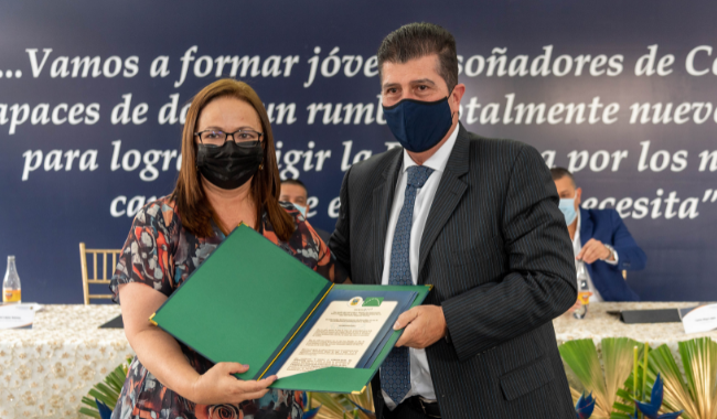 entrega de reconocimiento de parte de la gobernación a UNIMINUTO Pereira