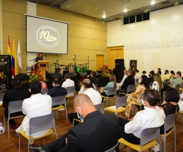 Grupo de personas en un salón de eventos 