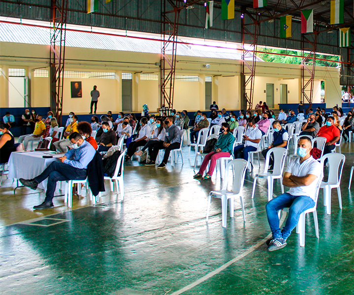 Imagen general de los asistentes al foro en el coliseo del campus rafael garcía herreros