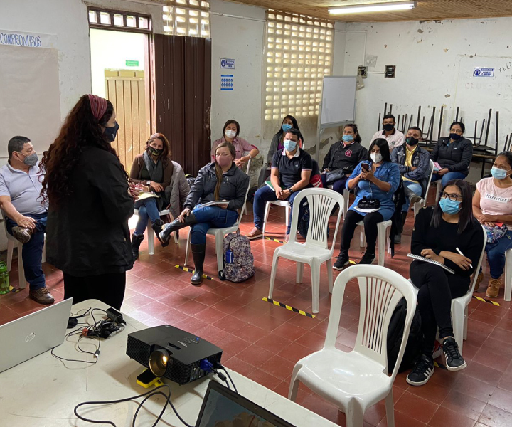 Grupo de personas recibiendo capacitación rural de buga con la orientación de UNIMINUTO Suroccidente