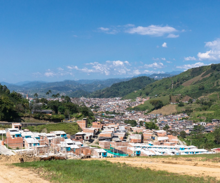 Vista aérea de Chinchiná, con las montañas de fondo