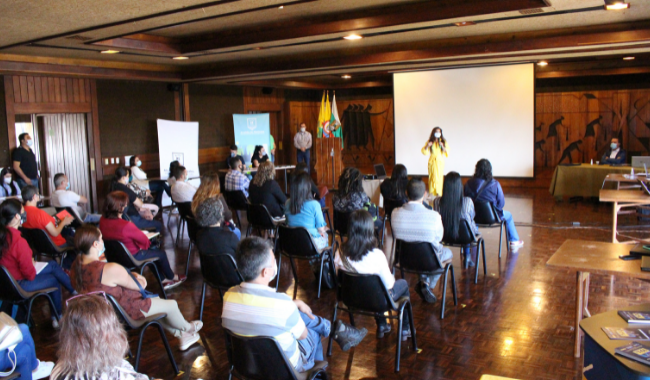 Auditorio escuchando la presentación de la subdirectora general de Centros progresa