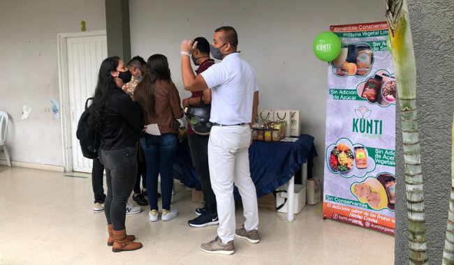 Stand de emprendimiento de alimentos en Chinchiná