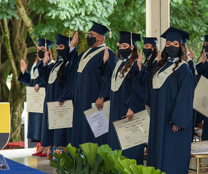 Graduandos realizando su promesa profesional en ceremonia en UNIMINUTO Pereira