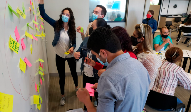 Personas realizando actividad en grupo