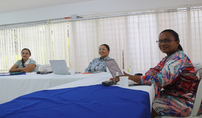 De Izq a der. Vanessa Ortega, encargada de Biblioteca en C.T. Apartadó, Angélica Quintero Calle, Directora de Programa en Licenciatura en Eduación Infantil, María Trespalacios, docente del programa. 