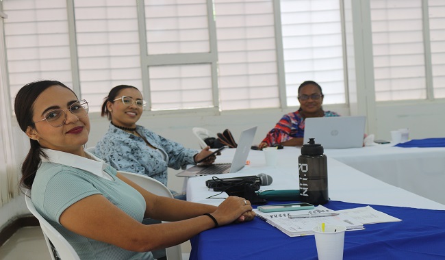 De Izq a der. Vanessa Ortega, encargada de Biblioteca en C.T. Apartadó, Angélica Quintero Calle, Directora de Programa en Licenciatura en Eduación Infantil, María Trespalacios, docente del programa. 