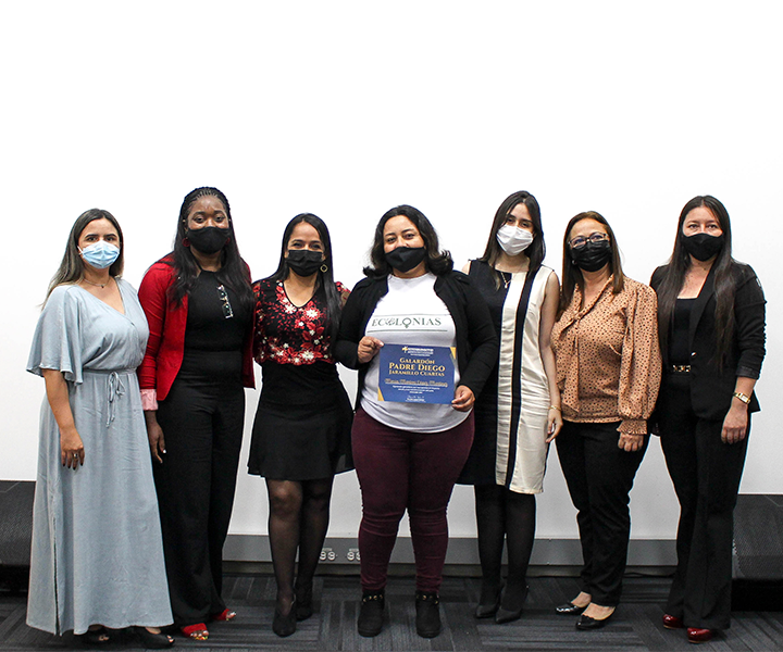 La finalistas posan en el auditorio del campus de UNIMINUTO Pereira con las directivas de la Institución.