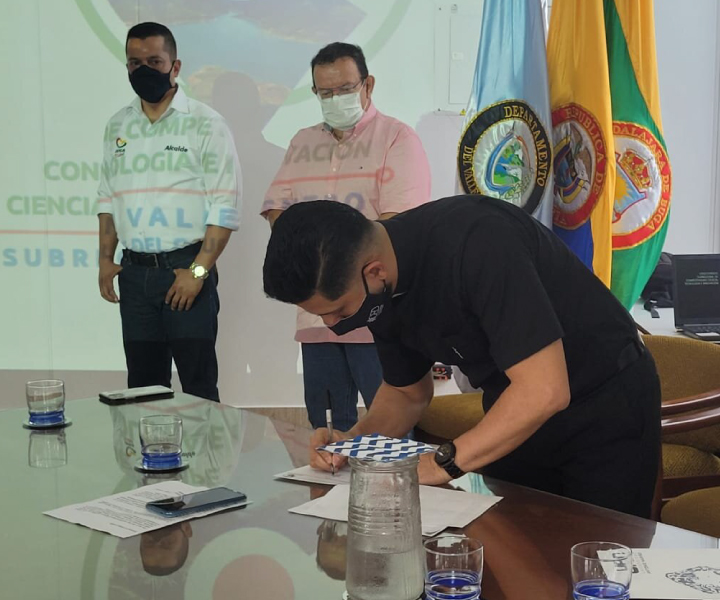 Firma de la creación del consejo en Buga