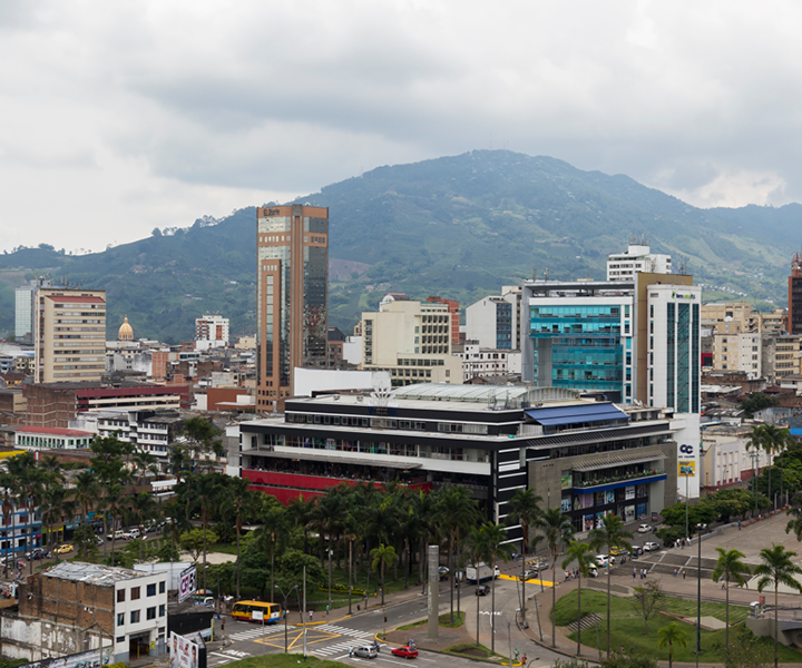 Panorámica del centro de pereira, al fondo se observa la montaña del alto del nudo, el edificio del diario del otún, ciudad victoria.