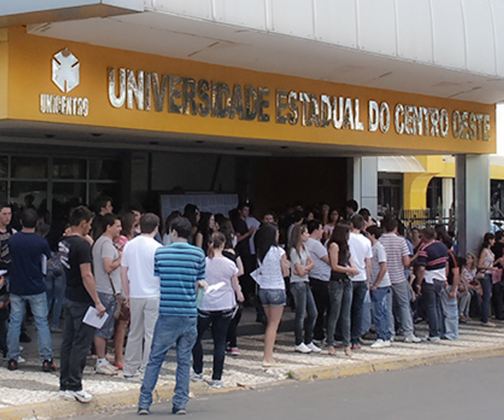 Estudiantes frente Universidad Estatal del Centro-Oeste de Paraná de Brasil