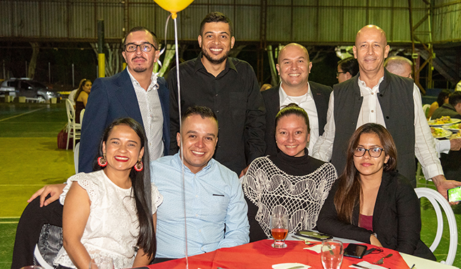 Grupo de personas compartiendo en actividad institucional