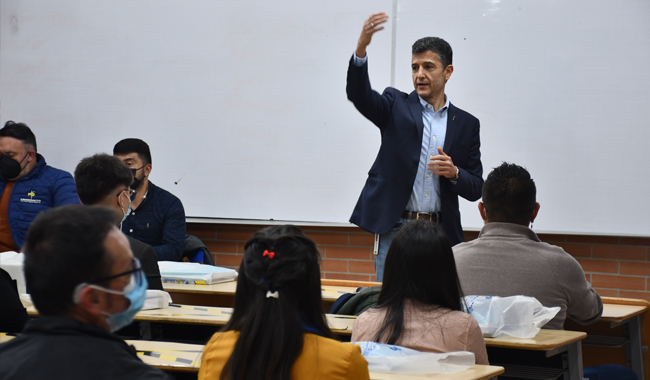 Rector hablando a estudiantes