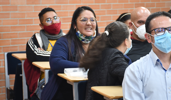 Rector hablando a estudiantes