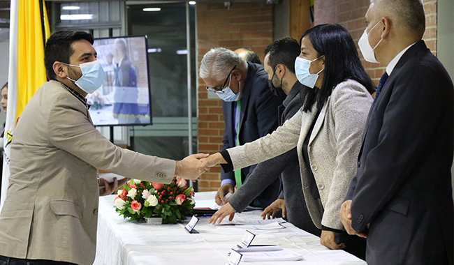 Homenajeado recibiendo diploma y estrechada de mano