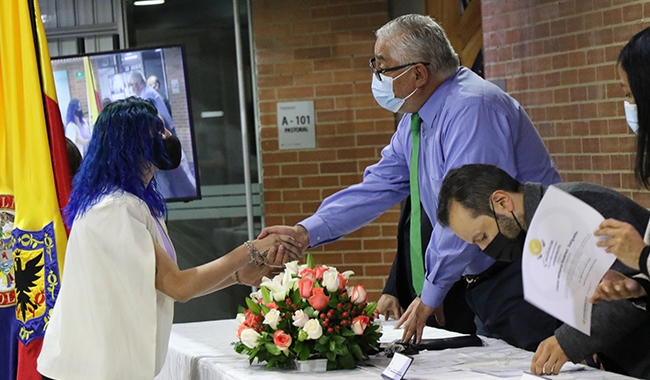 Homenajeada recibiendo diploma de reconocimiento