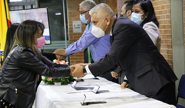 Homenajeado recibiendo diploma de reconocimiento