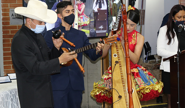 Presentación musical del grupo invitado