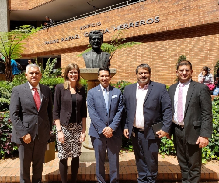 En la foto: Dr. Fredy Cárdenas, Dra. Mary Stegmaier, Dr. Miguel Ayllon, Dr. Carlos Vásquez y Dr. Camilo Velandia en UNIMINUTO Rectoría Bogotá Sede Principal.