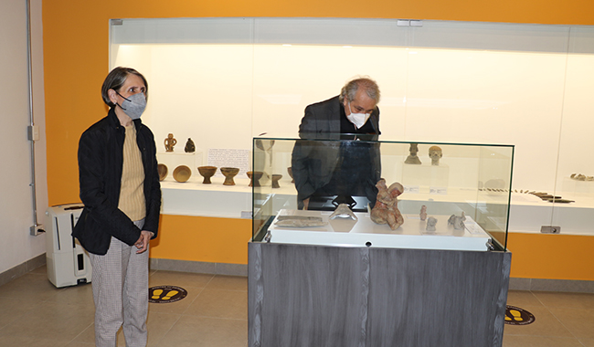 Pares académicos observando obra del Centro de Cultura, Arte y Tradiciones