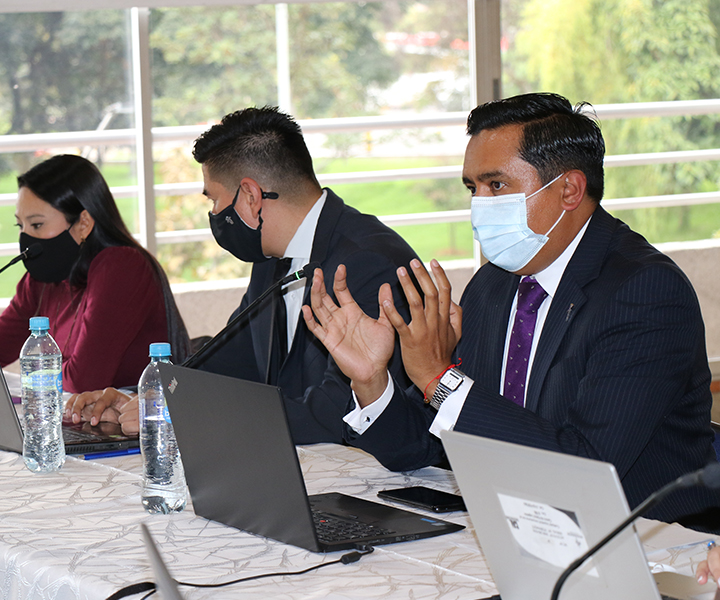 Mesa de directivos en visita de condicions institucionales