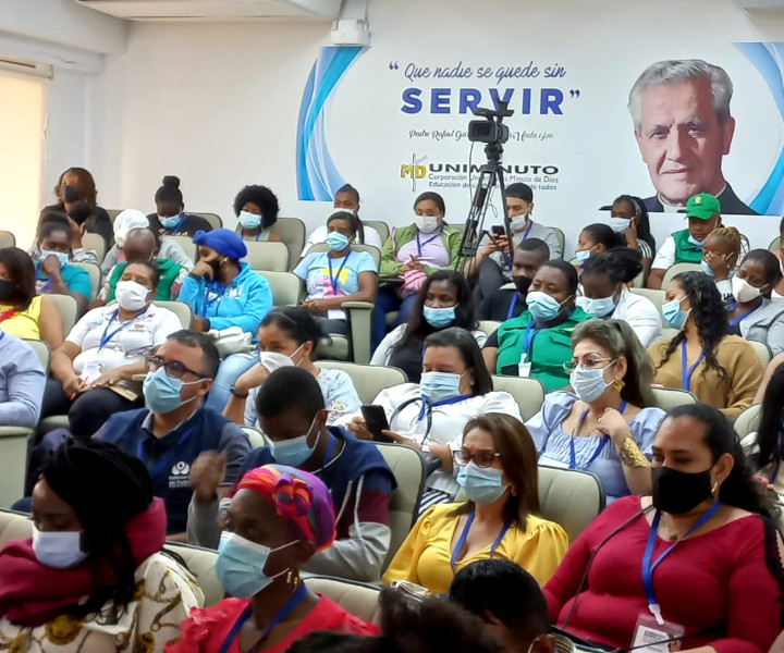 Grupo de personas en un auditorio