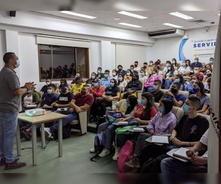 Grupo de personas en el auditorio del Centro Regional Cali