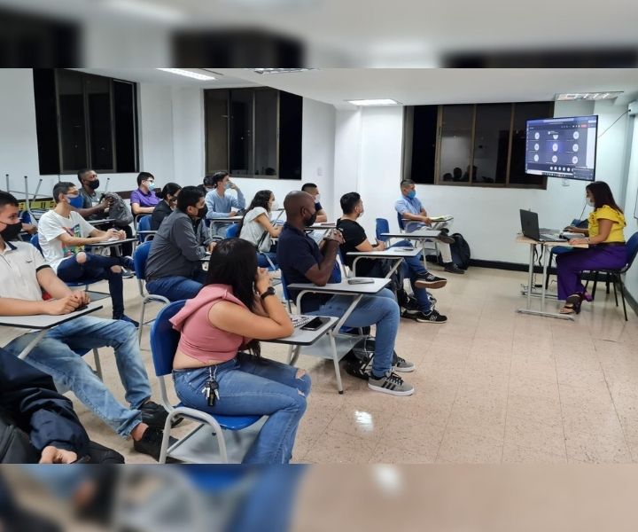 Grupo de personas en un salón de UNIMINUTO Suroccidente en Jornada de Inducción