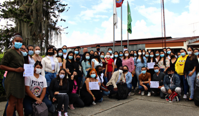 Grupo de becados en el campus rafael garcía herreros, UNIMINUTO Eje Cafetero.