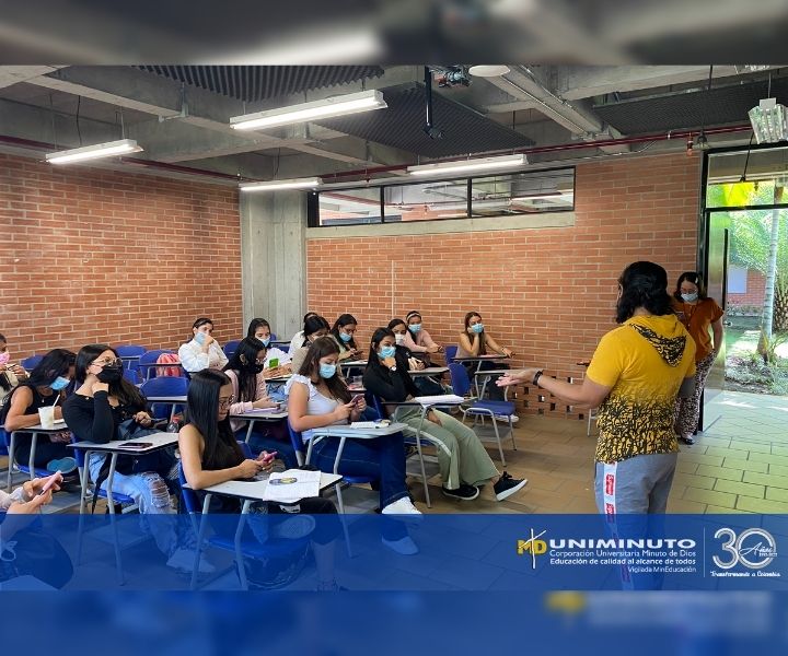 Grupo de personas en instalaciones del Centro Regional Buga recibiendo inducción del área de Deportes