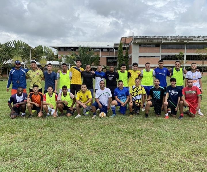 Grupo de Estudiantes del Centro Regioal Buga prácticando Fútbol