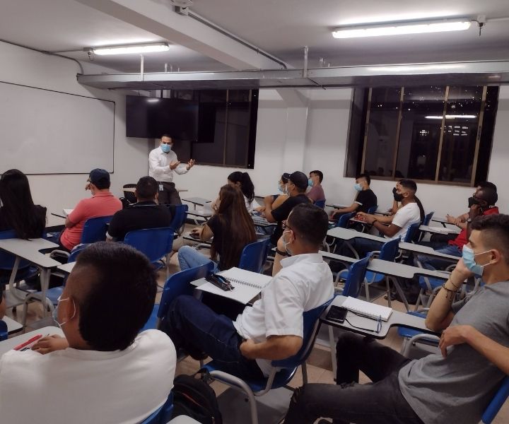 grupos de Estudiantes en el inicio de clases en UNIMINUTO Suroccidente 2022-1